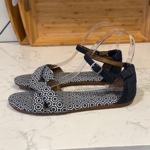 TOMS Navy Blue Canvas Geometric Flat Ankle Strap Correa Sandals size 7 casual - Picture 1 of 9